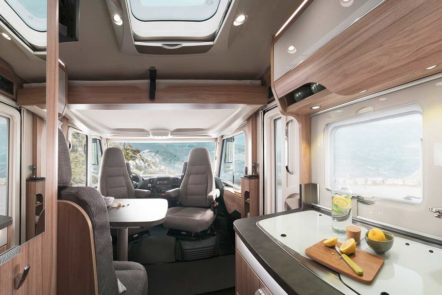 HYMER_Exsis_i_588_Interieu_Chiavenna_Nussbaum_Janeiro_Blick_in_Wohnraum-l_0