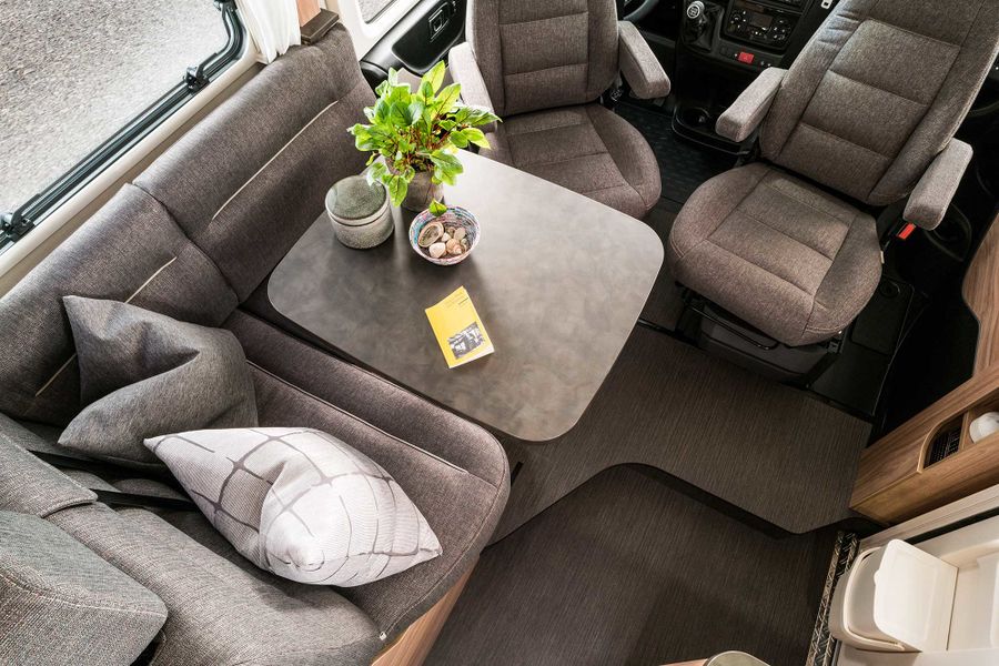 HYMER_Exsis_i_588_Interieu_Chiavenna_Nussbaum_Janeiro_Sitzgruppe_von_oben-l_0
