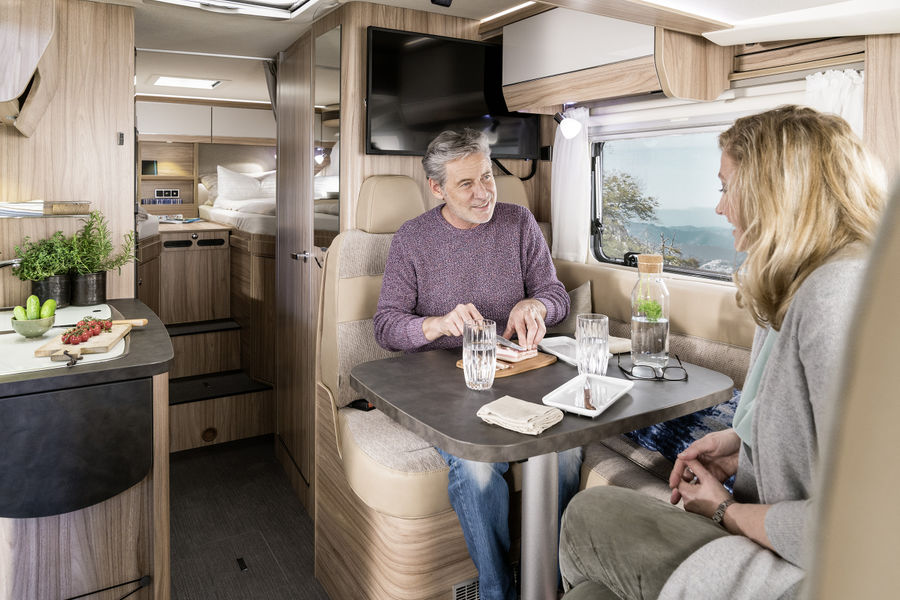 HYMER_Exsis_i_588_Interieur_Chiavenna_Nussbaum_Santana_Paar_in_Sitzgruppe_0